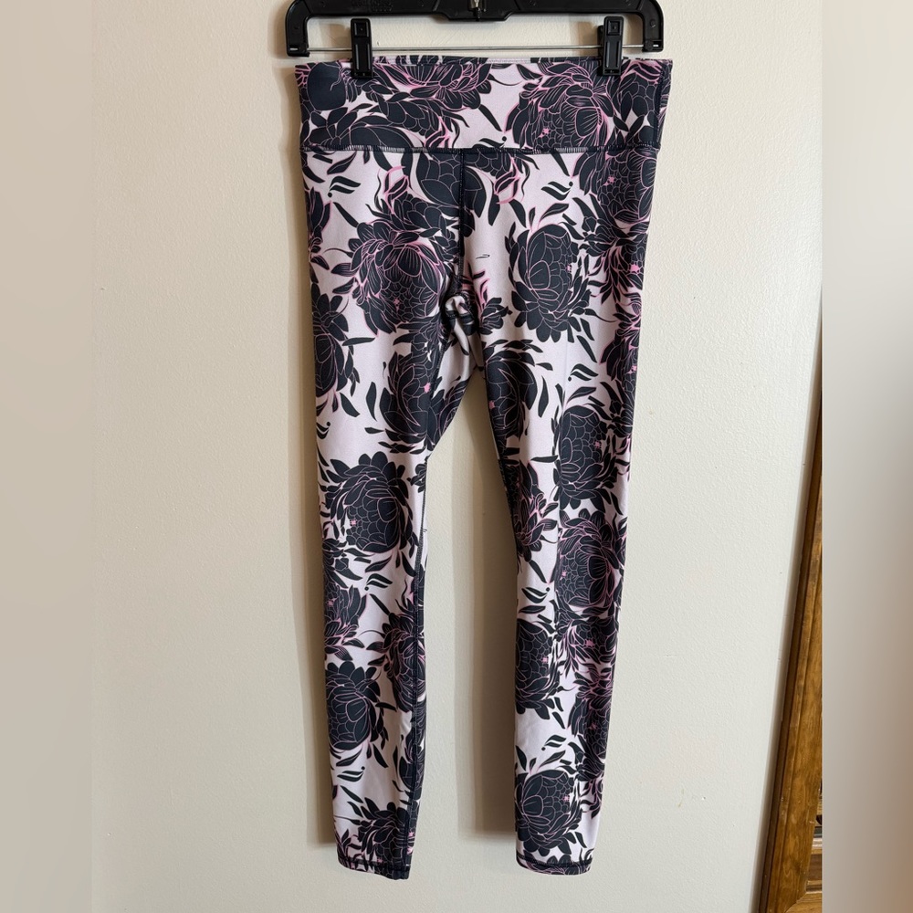 Fabletics Floral print leggings size small black and pink
